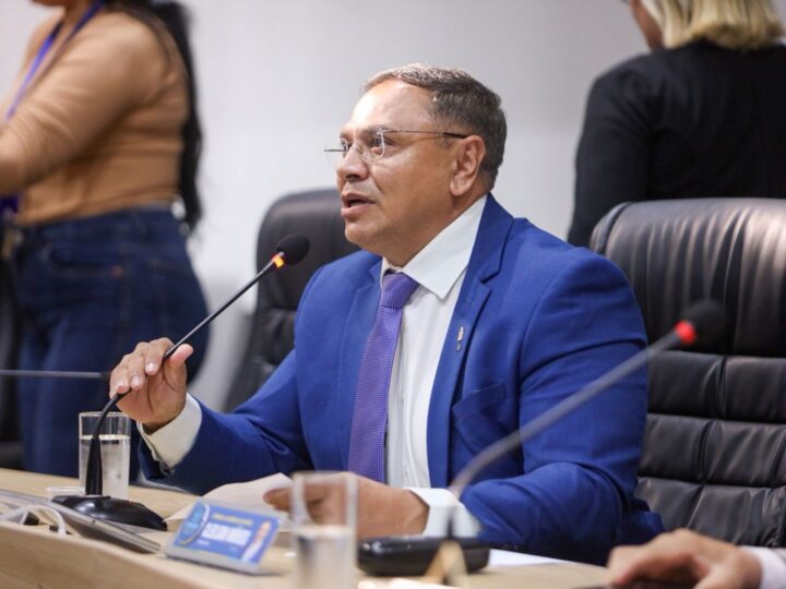 Vereador Cleilson Móveis solicita melhorias em saneamento e limpeza urbana