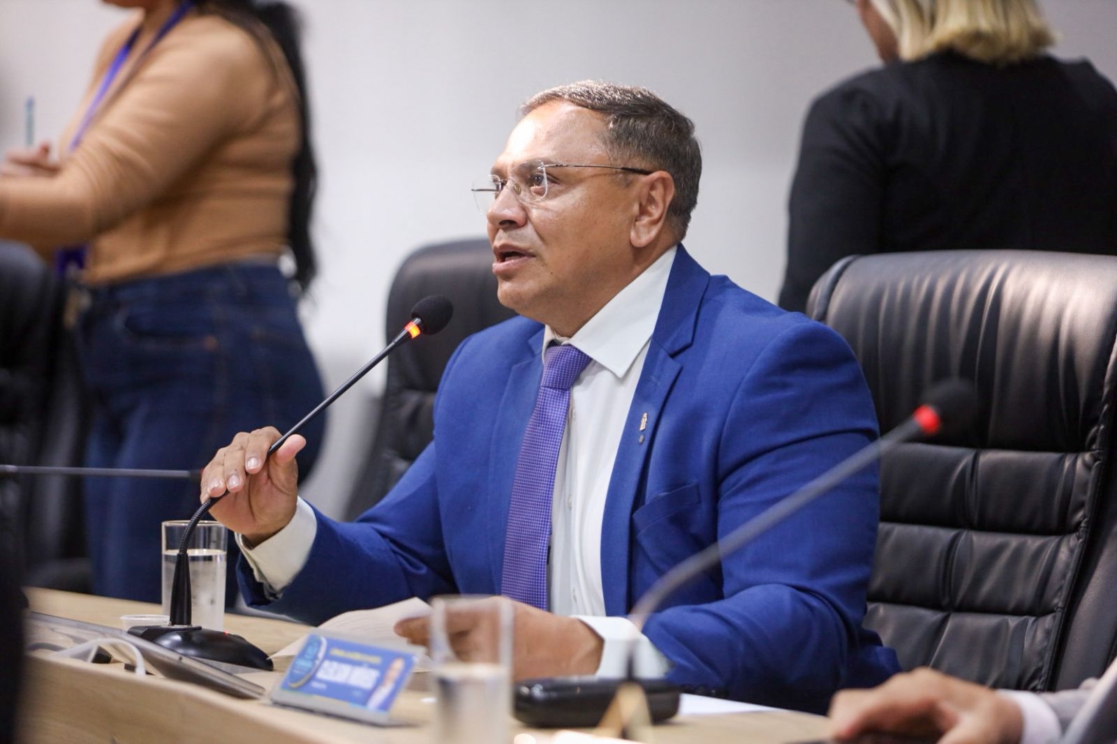 Vereador Cleilson Móveis solicita melhorias em saneamento e limpeza urbana