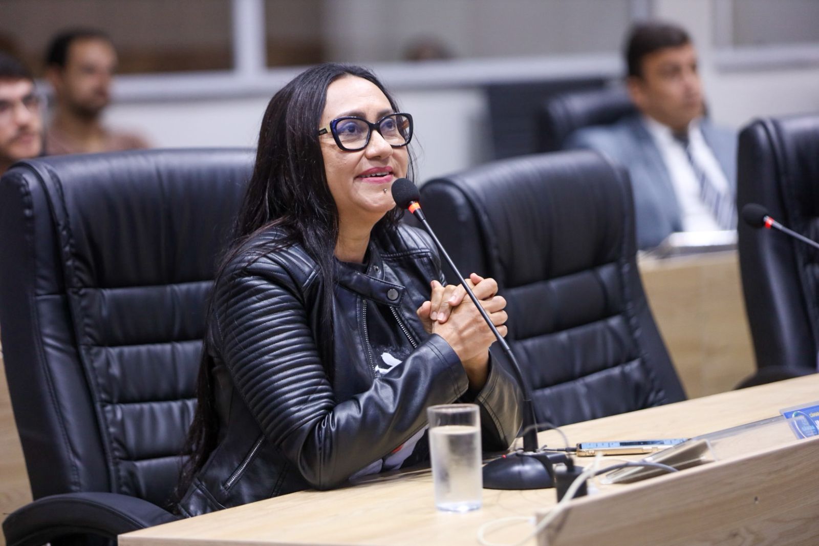 Vereadora Jacqueline Gouveia solicita limpeza urbana e recuperação asfáltica em bairros de Juazeiro do Norte