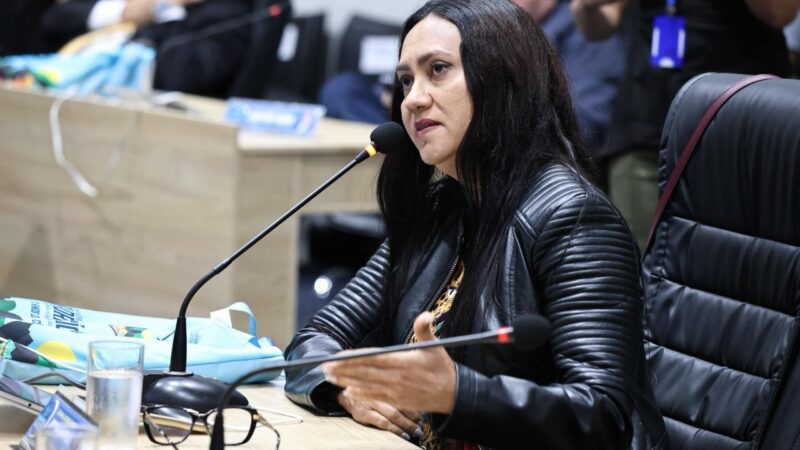 Vereadora Jacqueline Gouveia solicita melhorias em rua do bairro Leandro Bezerra