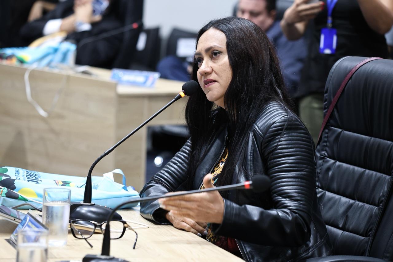 Vereadora Jacqueline Gouveia solicita melhorias em rua do bairro Leandro Bezerra