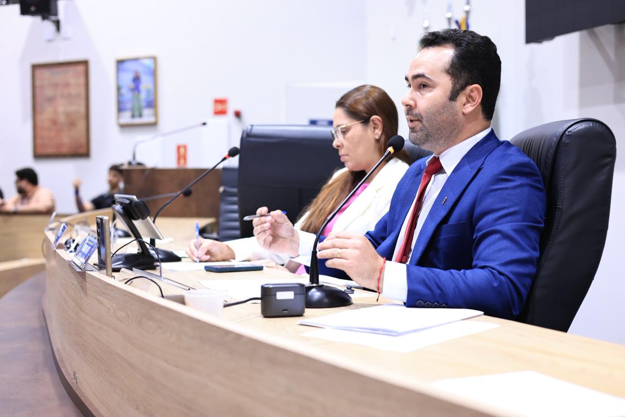 Vereador Barbosa Neto apresenta solicitações de infraestrutura e homenagens na Câmara de Juazeiro do Norte