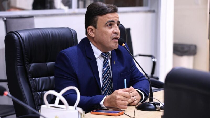 Vereador Alexandre Sobreira cobra reparos em vias e desperdício de água em Juazeiro do Norte