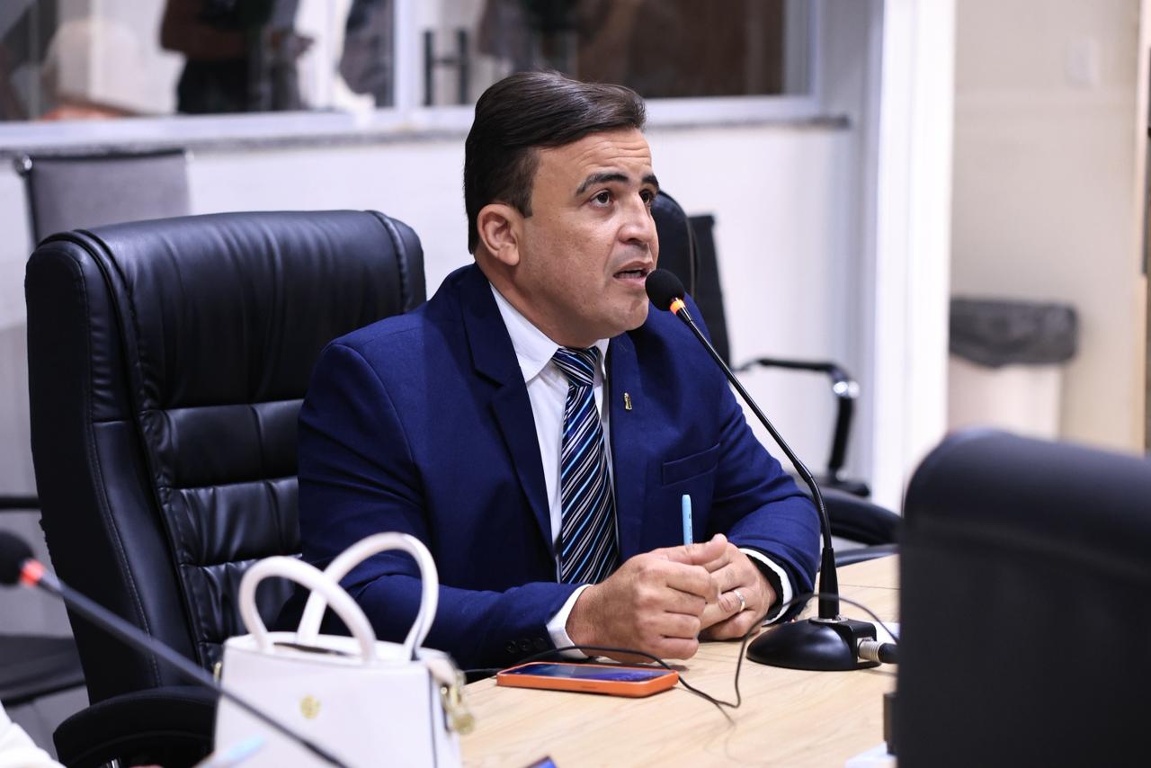 Vereador Alexandre Sobreira cobra reparos em vias e desperdício de água em Juazeiro do Norte