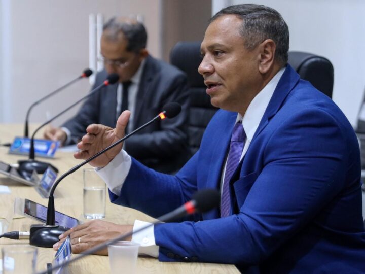 Vereador Cleilson Móveis solicita melhorias em saneamento e limpeza urbana