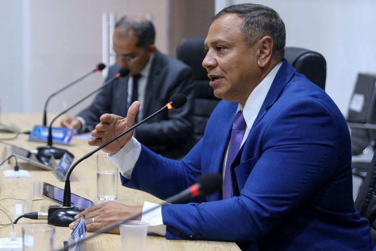 Vereador Cleilson Móveis solicita melhorias em saneamento e limpeza urbana