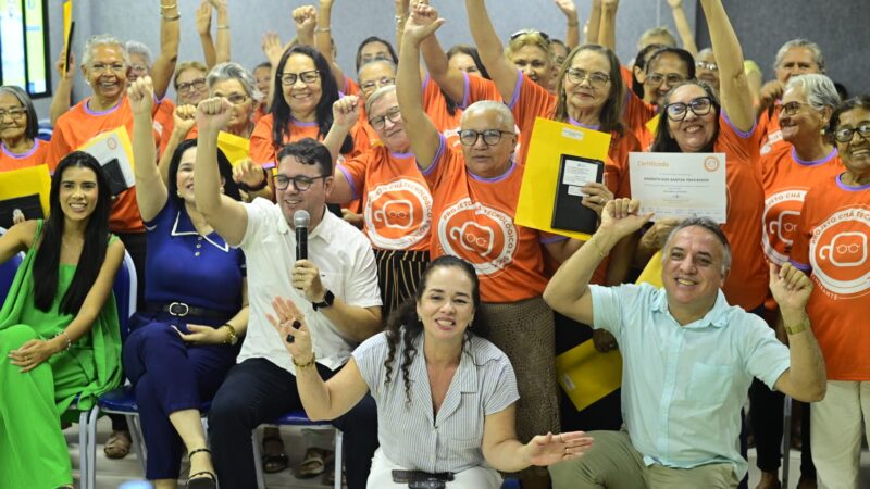 Projeto Chá Tecnológico certifica 38 idosos em nova turma do projeto