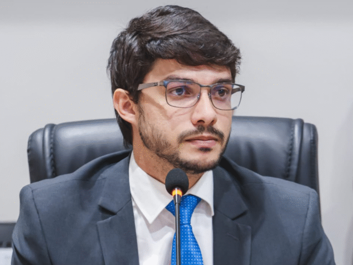 Vereador Vinícius Duarte solicita limpeza urbana e operação tapa-buracos em bairros de Juazeiro do Norte