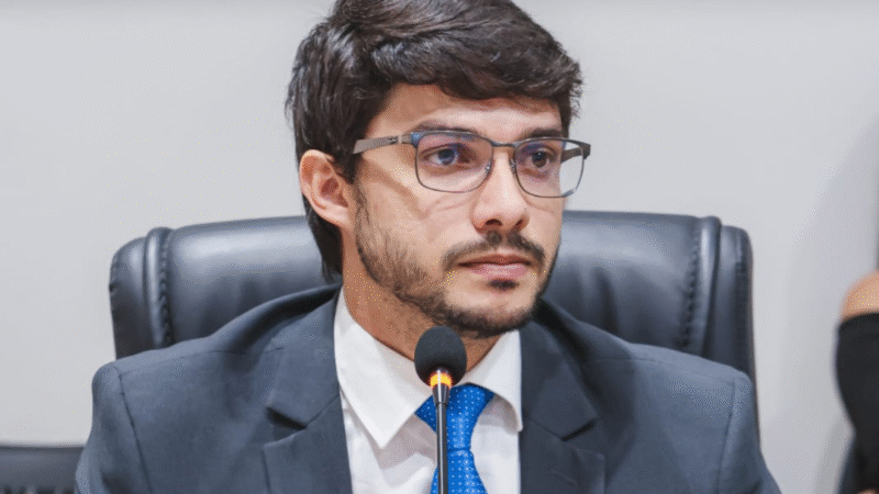 Vereador Vinícius Duarte solicita limpeza urbana e operação tapa-buracos em bairros de Juazeiro do Norte