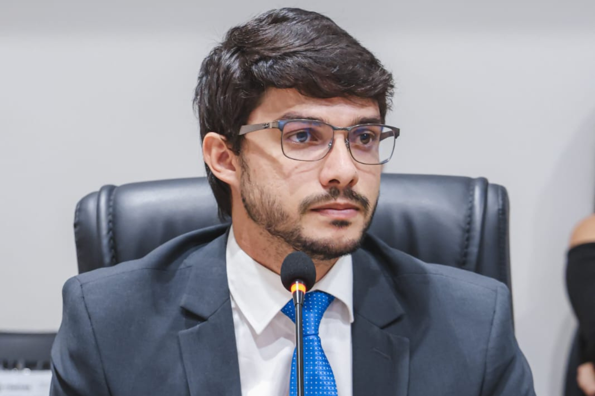 Vereador Vinícius Duarte solicita limpeza urbana e operação tapa-buracos em bairros de Juazeiro do Norte
