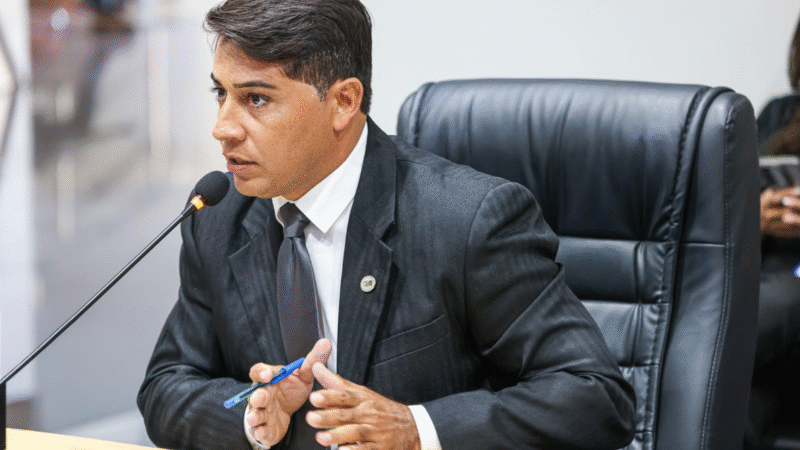 Vereador Rafael Cearense pede poda de árvores e tapa-buracos em áreas de circulação intensa de Juazeiro do Norte