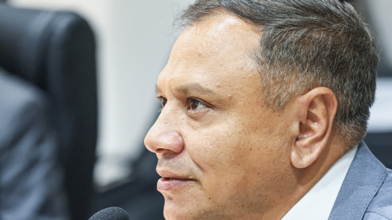 Vereador Cleilson Móveis solicita intervenções urgentes em ruas dos bairros Timbaúba e Limoeiro