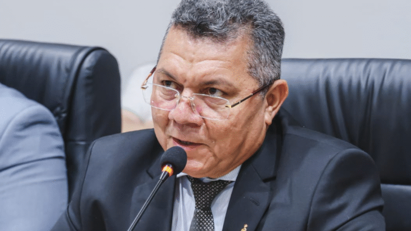 Vereador Chagas Moura solicita reparos em quebra-mola e limpeza de praça pública