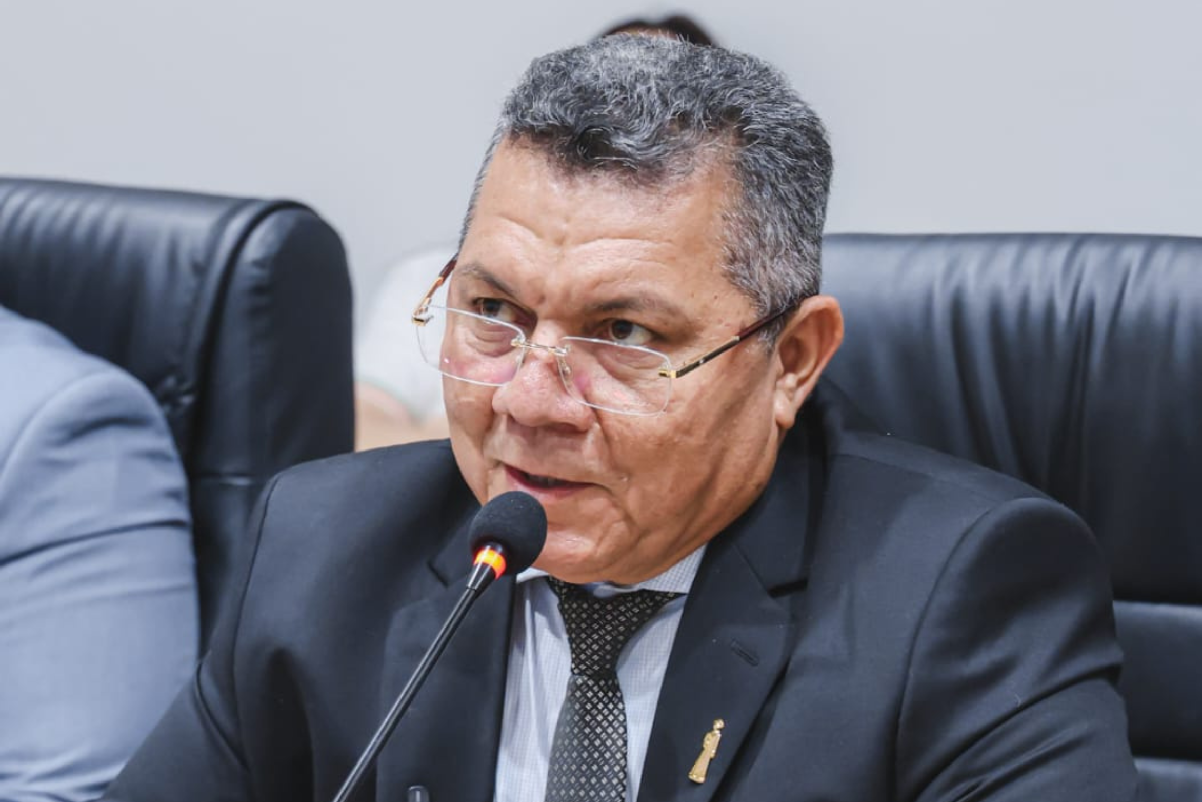 Vereador Chagas Moura solicita reparos em quebra-mola e limpeza de praça pública
