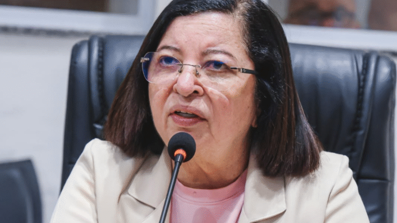 Vereadora Auricélia Bezerra solicita instalação de bebedouros em unidades de saúde da Timbaúba