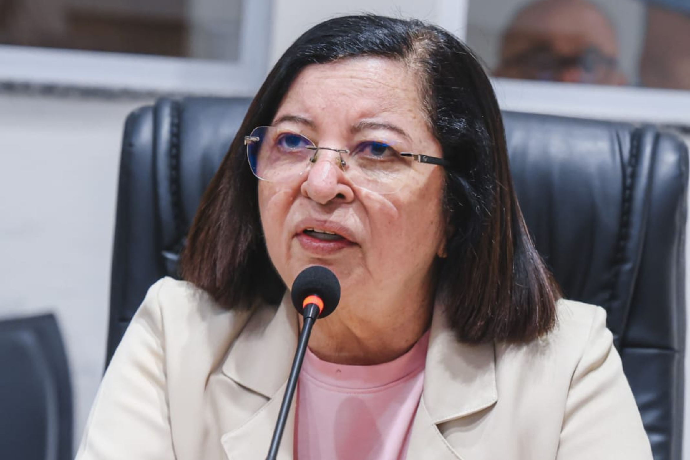 Vereadora Auricélia Bezerra solicita instalação de bebedouros em unidades de saúde da Timbaúba