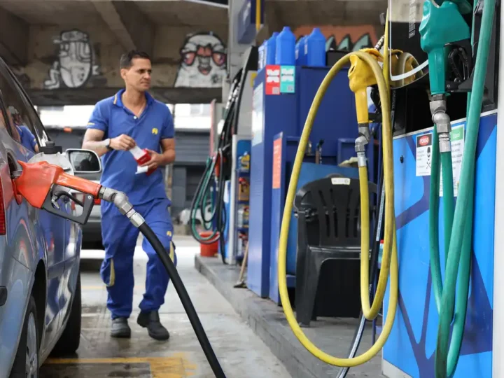 Governo prorroga subsídio da gasolina em 30 dias para reduzir impacto da alta do petróleo
