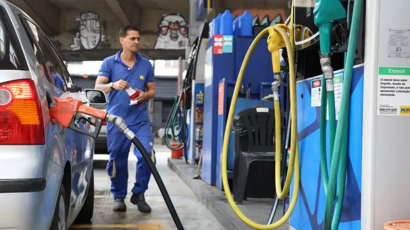 Governo prorroga subsídio da gasolina em 30 dias para reduzir impacto da alta do petróleo