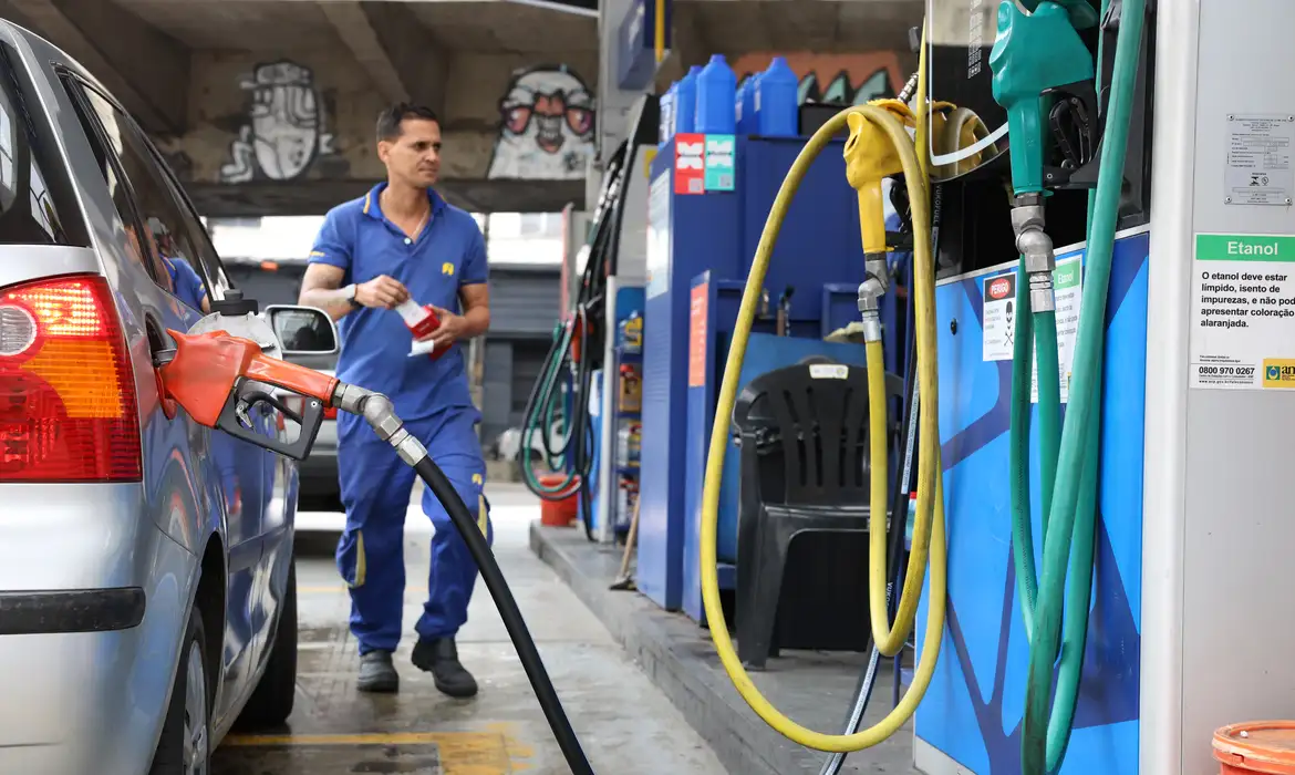 Governo prorroga subsídio da gasolina em 30 dias para reduzir impacto da alta do petróleo