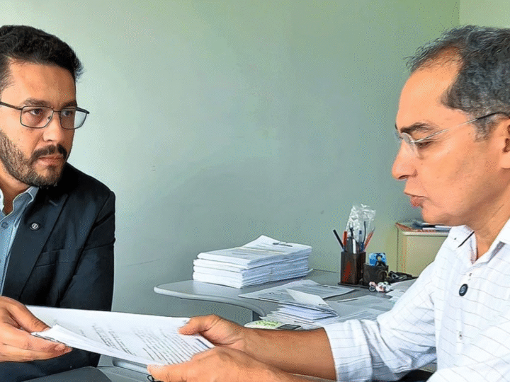 Vereador Vandinho Pereira recebe documentos da Procuradoria para fortalecer investigação da CPI da CAGECE