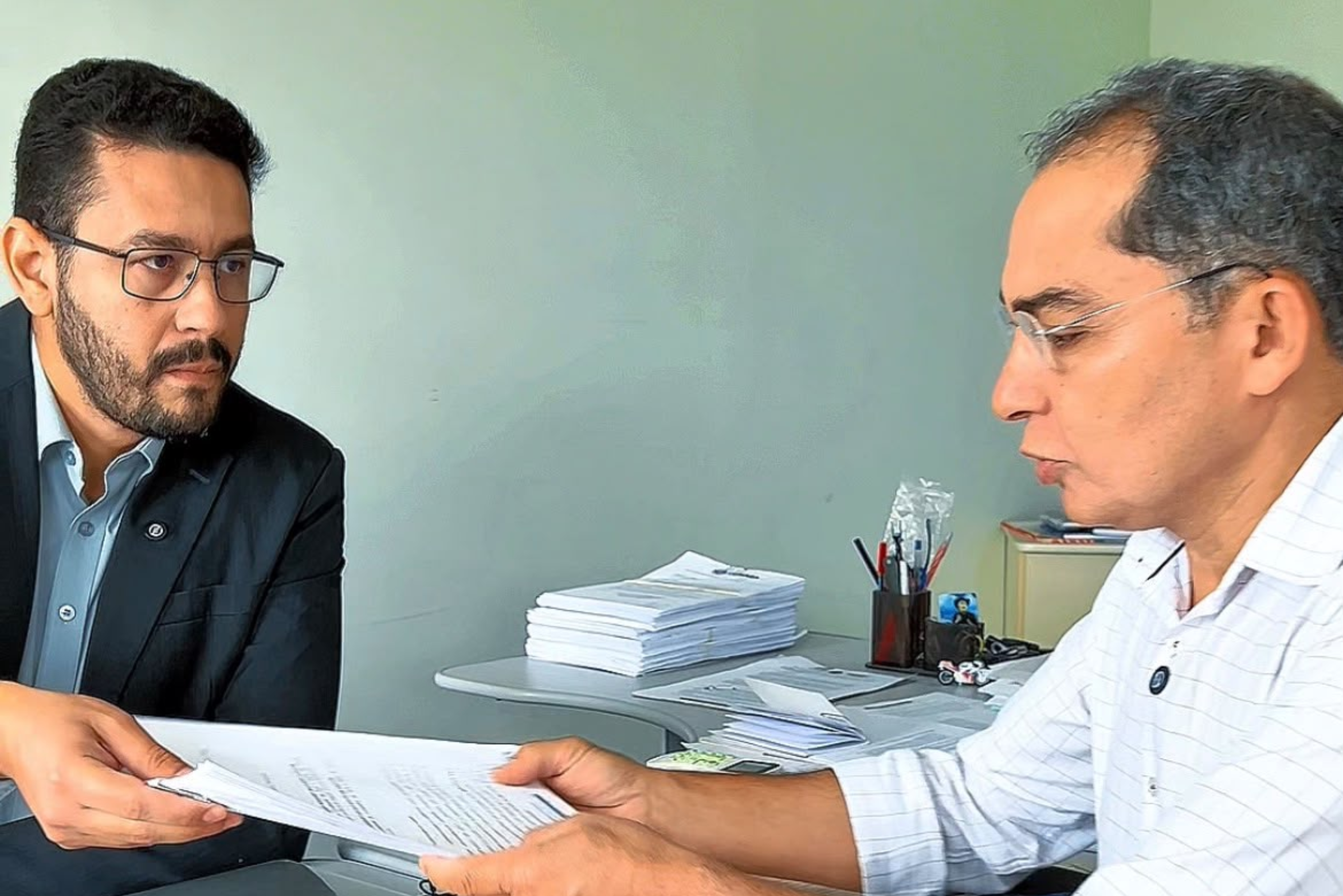 Vereador Vandinho Pereira recebe documentos da Procuradoria para fortalecer investigação da CPI da CAGECE