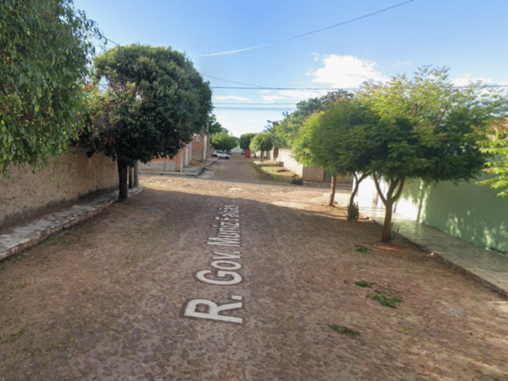Vereadora Auricélia Bezerra solicita recuperação da pavimentação em rua do bairro Novo Juazeiro