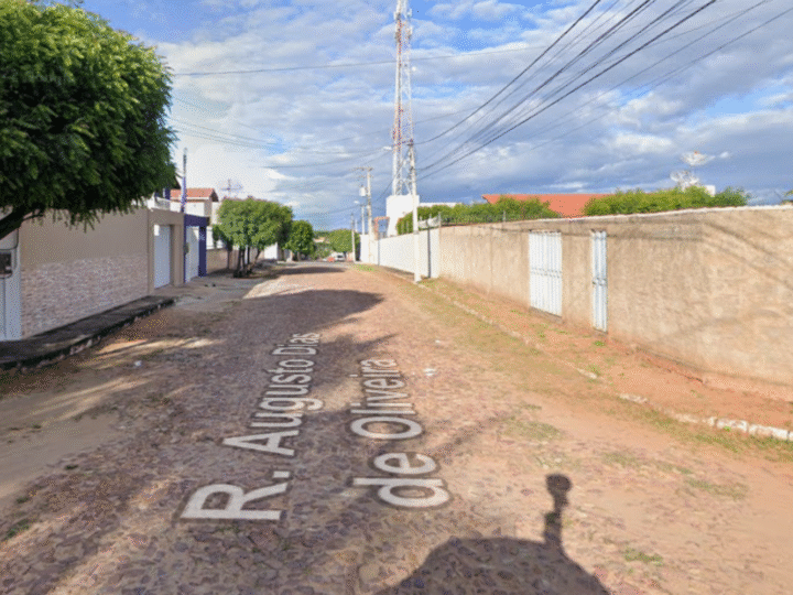 Vereadora Auricélia Bezerra solicita recuperação da pavimentação em rua do bairro Novo Juazeiro