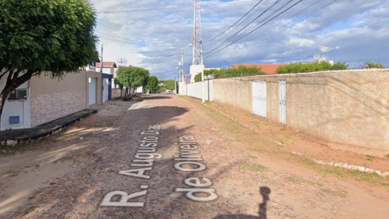 Vereadora Auricélia Bezerra solicita recuperação da pavimentação em rua do bairro Novo Juazeiro