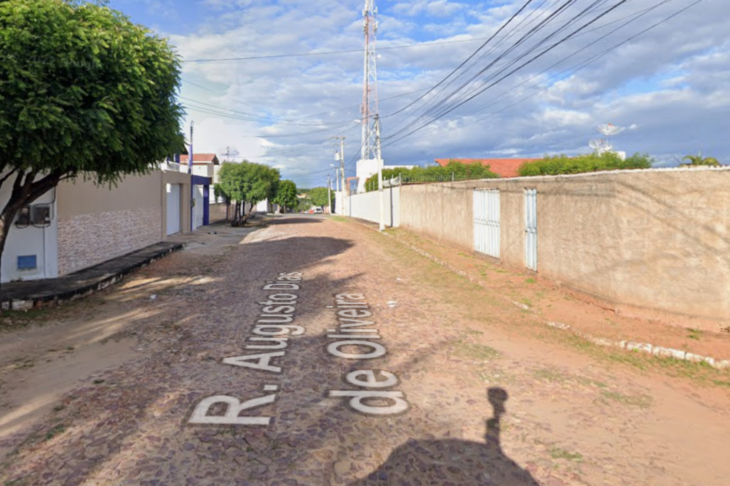 Vereadora Auricélia Bezerra solicita recuperação da pavimentação em rua do bairro Novo Juazeiro