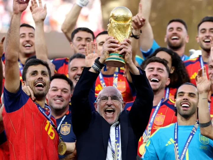 Seleção da Espanha desembarca e é recebida em clima de festa após título da Copa do Mundo