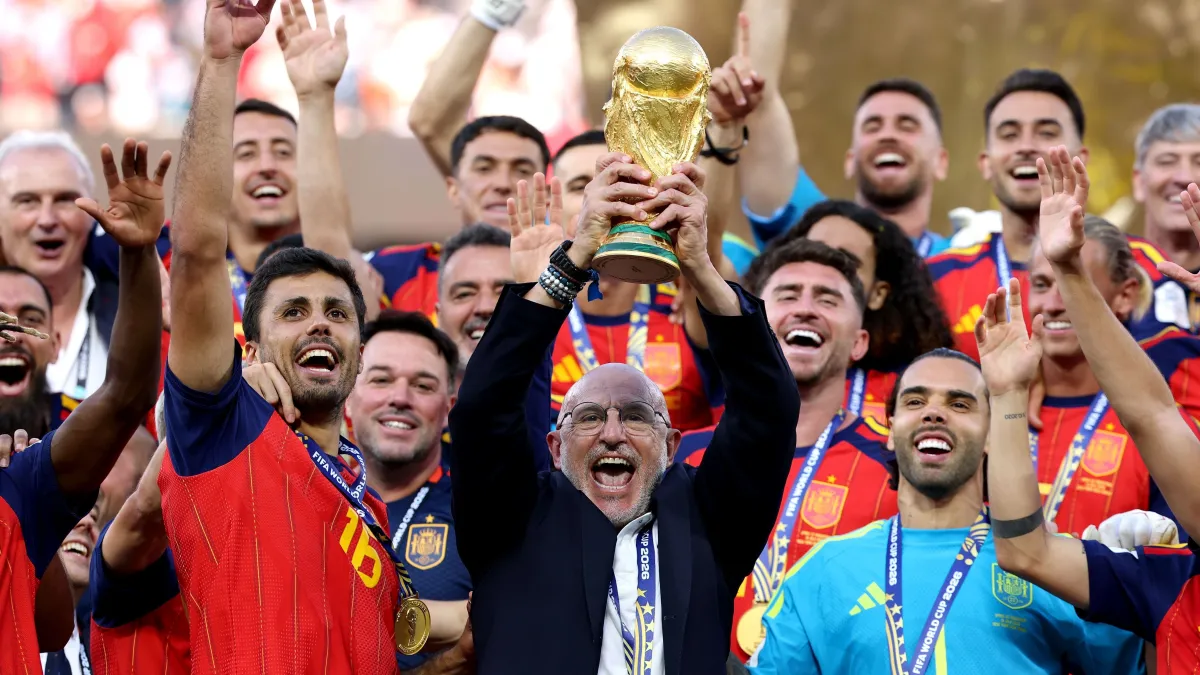 Seleção da Espanha desembarca e é recebida em clima de festa após título da Copa do Mundo