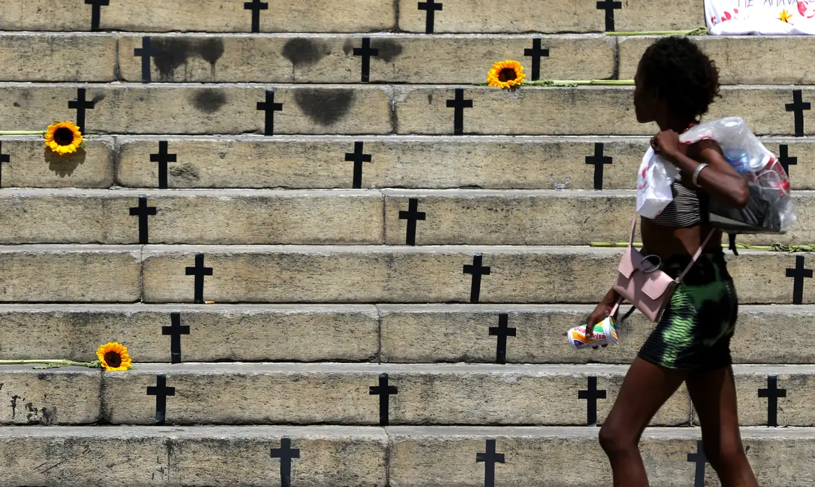 Brasil registra queda nas mortes violentas em 2025, mas feminicídios batem novo recorde