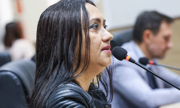 Vereadora Jacqueline Gouveia solicita melhorias em duas ruas do bairro Leandro Bezerra