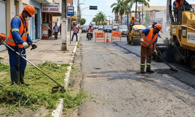 Vereador Barbosa Neto solicita capinação e recuperação asfáltica de rua no bairro Frei Damião