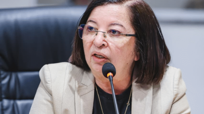 Vereadora Auricélia Bezerra cobra recuperação de rua e solução para quedas de energia em Juazeiro do Norte