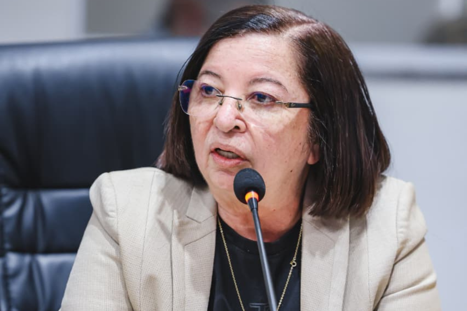 Vereadora Auricélia Bezerra cobra recuperação de rua e solução para quedas de energia em Juazeiro do Norte
