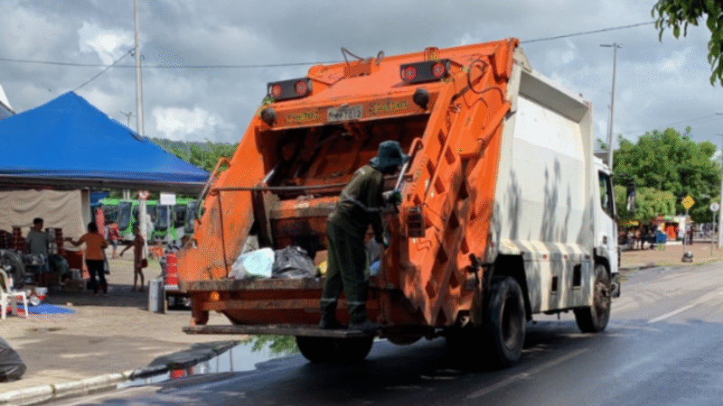 Vereadora Auricélia Bezerra cobra recuperação de calçamento e regularização da coleta de lixo