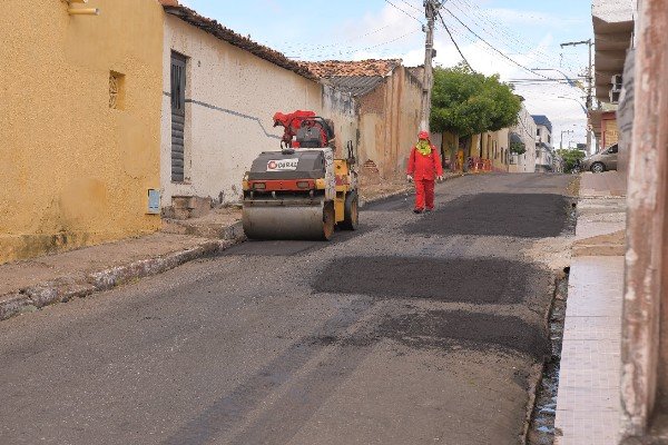 Vereador Badú solicita tapa-buracos na Betolândia e limpeza de rua no bairro Pirajá