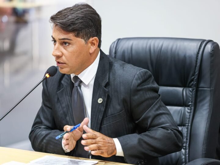 Vereador Rafael Cearense solicita reparo em esgoto aberto e limpeza do antigo Parque São Geraldo