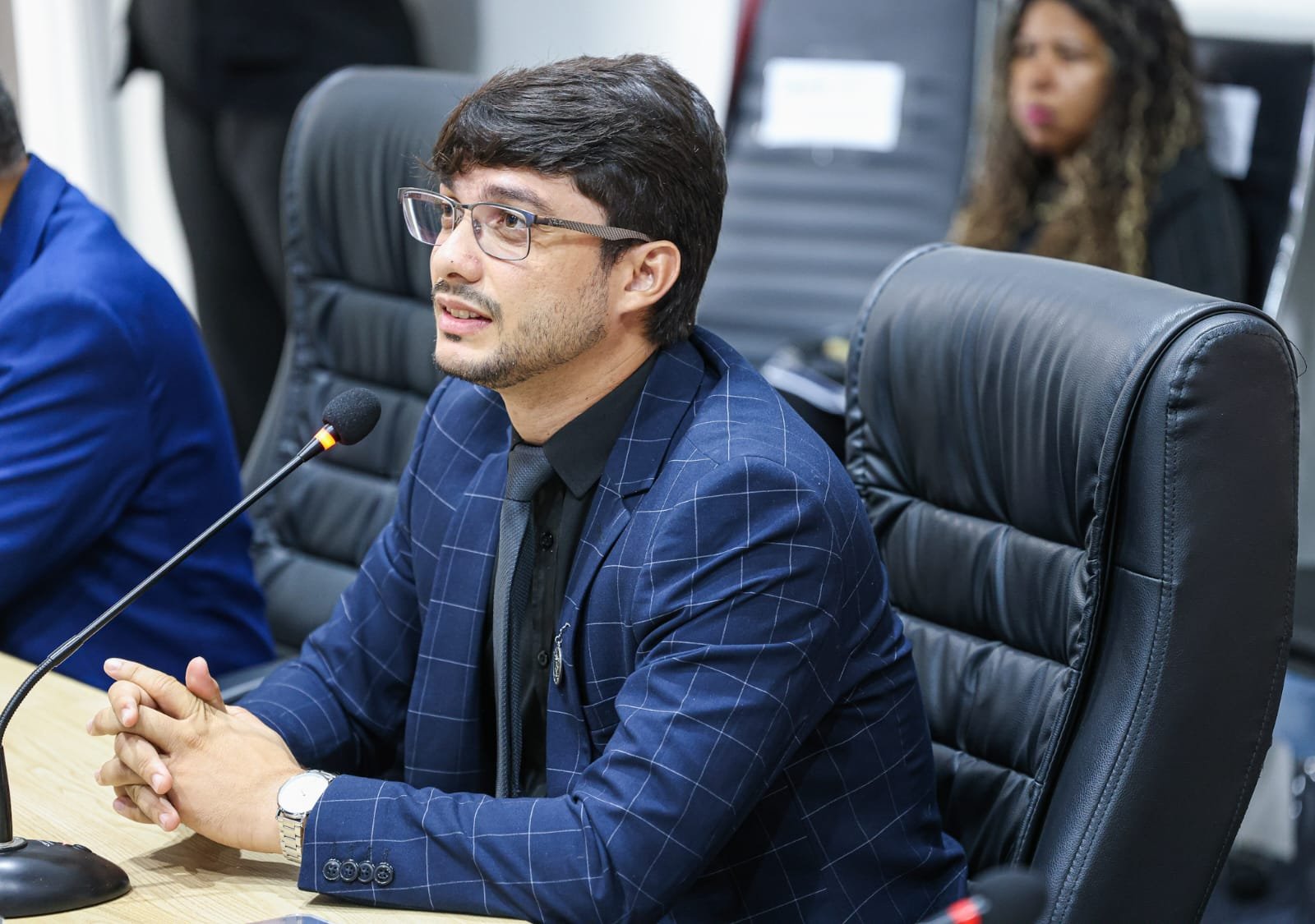 Vereador Vinícius Duarte solicita recuperação de via no Frei Damião e limpeza no bairro Santa Tereza
