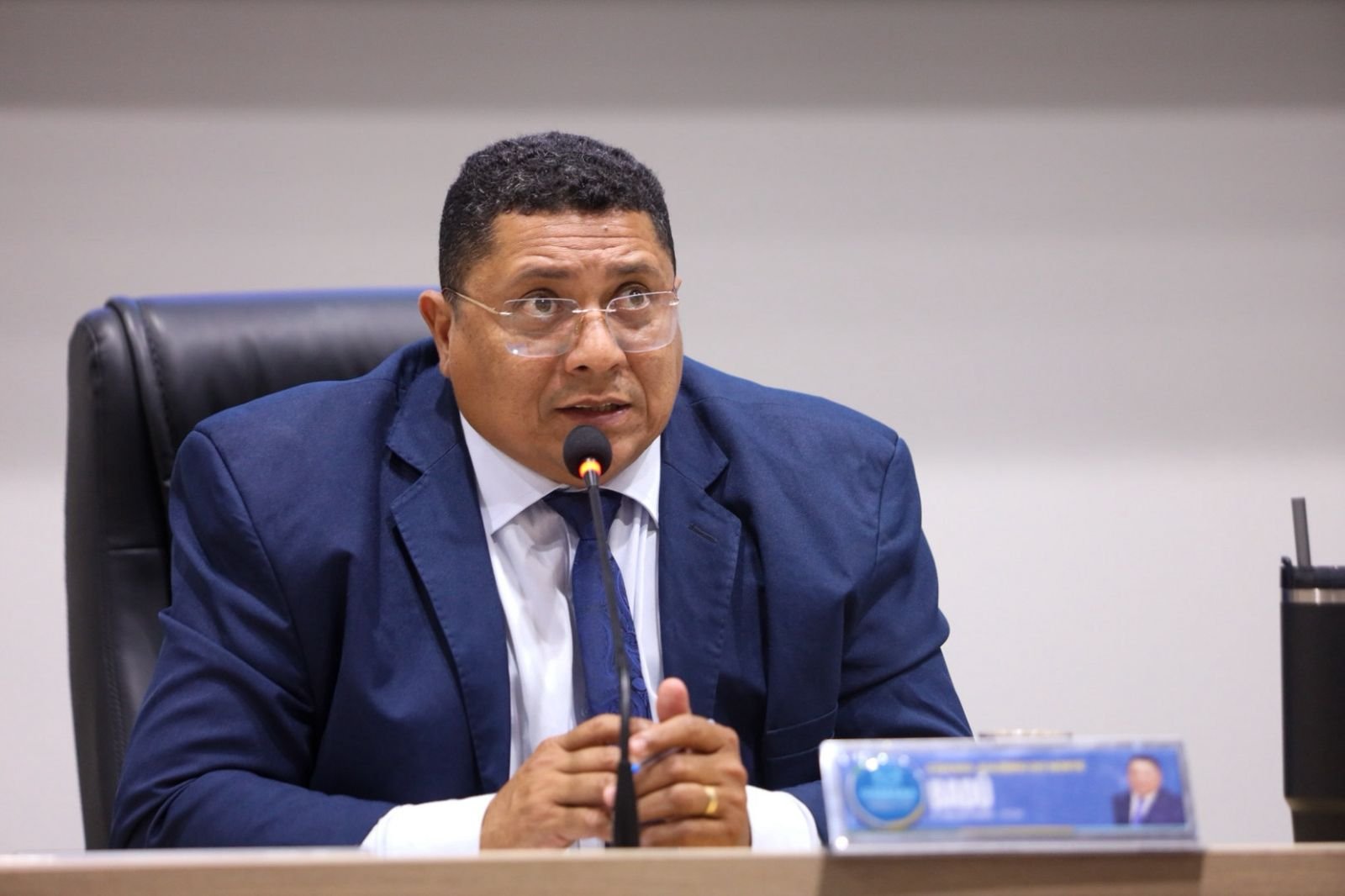 Vereador Badú solicita limpeza urgente de ruas nos bairros Jardim Gonzaga e Limoeiro
