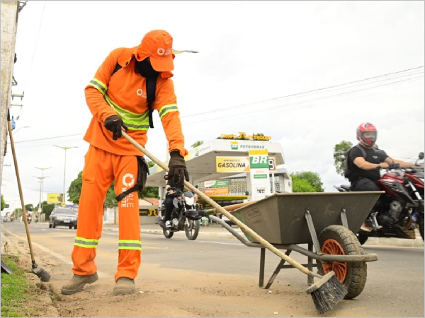 Vereador Dr. Saulo Santana cobra limpeza urbana e recuperação de calçamento em ruas da Betolândia e Triângulo