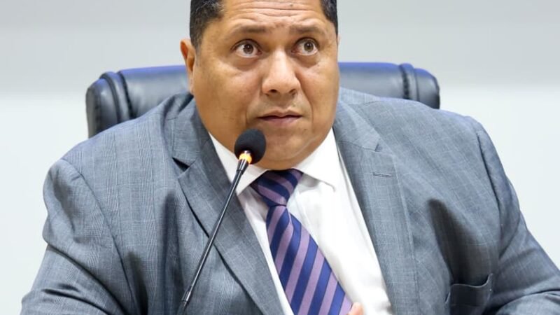 Vereador Badú solicita operação tapa-buracos em duas ruas do bairro Antônio Vieira