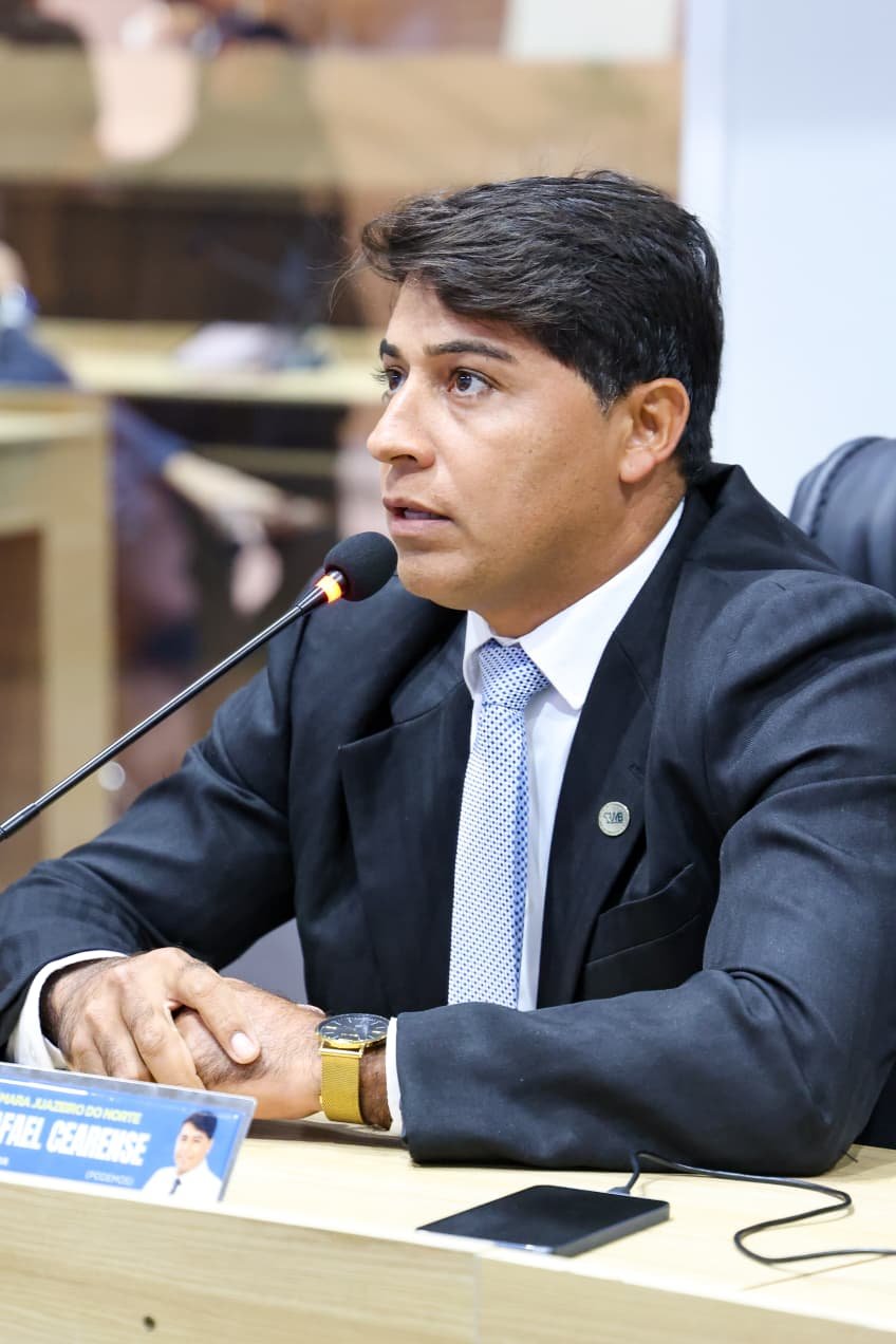 Vereador Rafael Cearense solicita limpeza urbana e operação tapa-buracos em Juazeiro