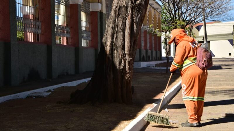 Vereador Badú cobra capinação e limpeza de ruas nos bairros Triângulo e Santo Antônio