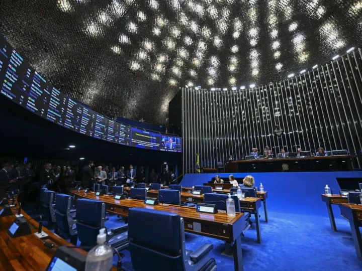 Senado inicia discussão sobre PEC que prevê fim da escala 6×1