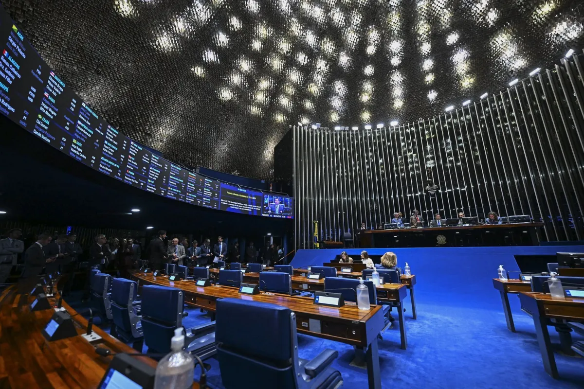 Senado inicia discussão sobre PEC que prevê fim da escala 6×1